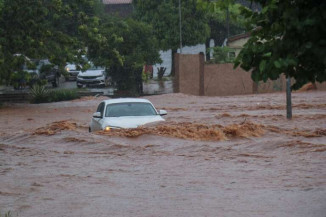 Temporal provoca alagamento em vários pontos de Campo Grande
