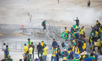 Bolsonaristas invadem e depredam Planalto, Congresso e STF
