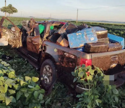 Durante perseguição, homem capota veículo com R$ 3,3 milhões em drogas
