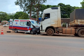 Paciente morre após ambulância bater em carreta parada na BR-163