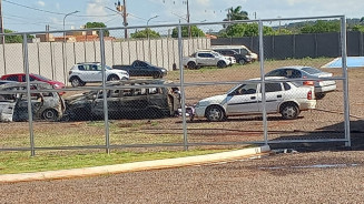 Veículos apreendidos pela Defron com contrabando e descaminho pegam fogo na sede do DOF