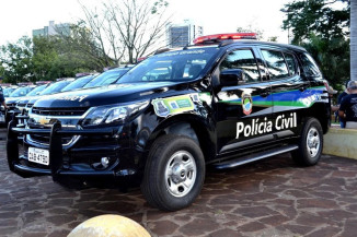 Mulher é presa pela Polícia Civil após arrastar a filha no asfalto