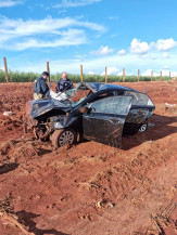 Carro capota ao sair da pista, condutor morre, mulher e criança ficam feridos