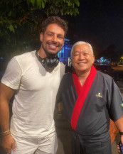 Ator Cauã é tietado em restaurante de sushi e recebe sopa paraguaia durante gravações