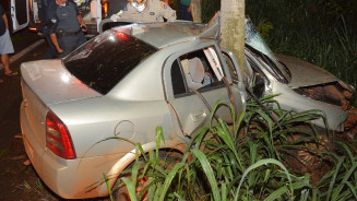 Motorista fica preso em ferragens após veículo sofrer colisão traseira e parar em árvore