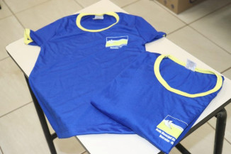 Escolas municipais começam a receber uniformes escolares