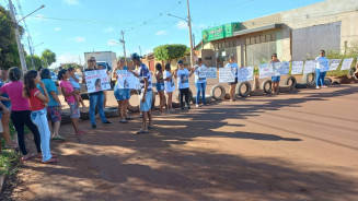 Familiares de jovens que morreram atropelados fazem protesto por justiça e mais segurança nas vias 