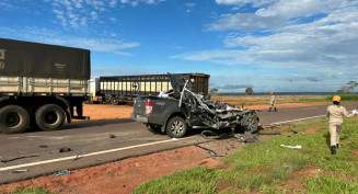 Família morre em colisão entre caminhonete e carreta na MS-040