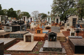 Superlotação de cemitérios vira dilema para familias e cria situações inusitadas