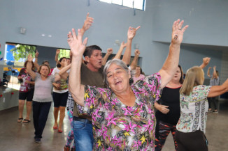 Idosos e indígenas representam Dourados no desfile do Carnaval de Corumbá
