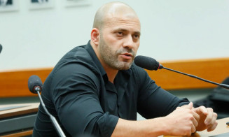 PF pede ao STF para investigar origem de dinheiro e carros encontrados na casa de Daniel Silveira