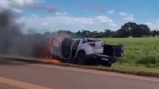 Caminhonete pega fogo em rodovia de MS