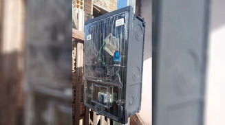 Ladrão tenta furtar fios de energia enquanto mulher tomava banho