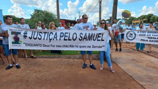 Em protesto, família pede justiça por morte de criança na UPA