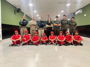 Alunos do projeto 'Bombeiros do Amanhã' recebem visita de mulheres que atuam na segurança pública