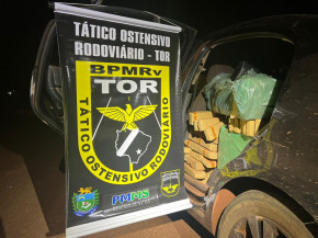 Após ignorar ordem de parada e fugir, veículo é apreendido pela Polícia transportando 713 kg de droga