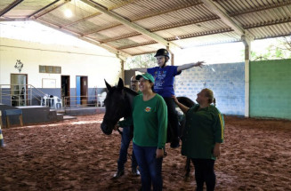 Dourados está entre os seis municípios com projeto de equoterapia da PMMS para crianças e adultos