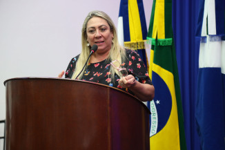 Tânia Cristina solicita programa de estágio remunerado para curso de Medicina