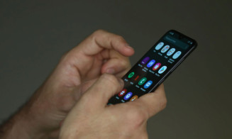Homem cai no golpe 'mão fantasma' e perde R$ 7,7 mil após baixar app