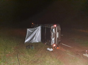 Pai e filho morrem após caminhonete capotar na BR-060