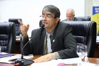 Vereador Juscelino cobra insumos odontológicos para as UBS e cita compra de kits de robótica