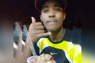 Jovem bate em carro e morre após  fugir da polícia por ser flagrado empinando moto