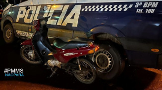 Assaltantes tentam fugir da PM, caem e são presos com moto furtada