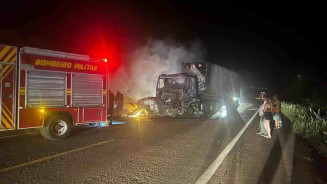 Motorista de fusca morre após bater de frente com carreta na BR-267