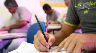 Brasil tem 900 mil alunos com mais de 40 anos na escola