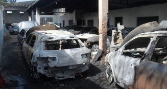 Incêndio destrói 7 carros em oficina de Campo Grande