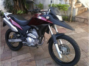 Homem tem moto tomada em assalto em frente de escola