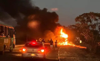 Problema em freio faz carreta pegar fogo na MS-134