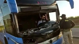 VÍDEO: Motorista de capacete é flagrado dirigindo ônibus sem para-brisa