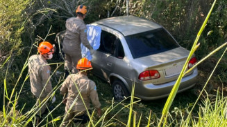 Motorista perde controle, cai em barranco e morre na MS-473