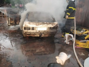 Nervoso por problemas na bateria, homem coloca fogo no carro e vai preso