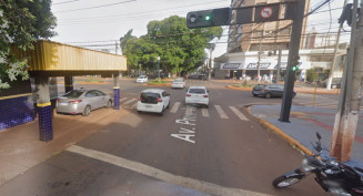 Universitária é agredida ao parar no semáforo e tem moto levada em assalto