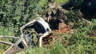 Motorista de caminhão perde  cai em ribanceira e morre