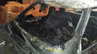 Briga entre dois homens termina com camionete destruída por incêndio