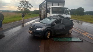 Mulher perde controle e bate contra caminhão na BR-060