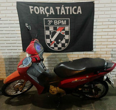 Dupla é presa após tentativa de fuga em moto com registro de furto/roubo