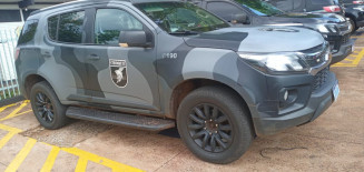 Polícia encontra arma de fogo, facões e rojões durante desocupação de terreno