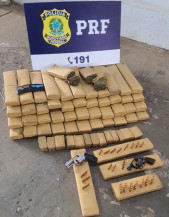 PRF apreende 64 Kg de maconha, 2 revólveres, munições e recupera veículo