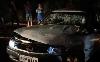 Colisão entre ônibus e carro de passeio deixa duas pessoas feridas na BR-376