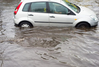 Descubra como e quando ligar o carro depois de uma enchente