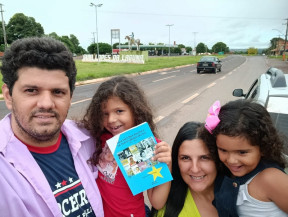 Escritor viaja com família para doar livro sobre MS a escolas e universidades