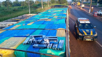 PRF encontra 410 mil maços de cigarros escondidos em caminhão - CREDITO: CAMPO GRANDE NEWS