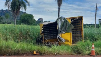 Colisão entre carreta e caminhão dos Correios deixa mercadorias espalhadas pela BR-262