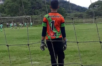 Filho de ex-goleiro Bruno participa de campeonato na mesma posição que o pai