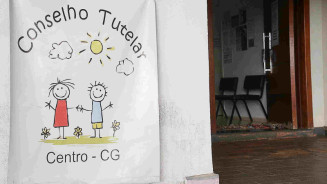 Bebê de 1 ano é encontrado ‘abandonado’ na rua após sair escondido de babá