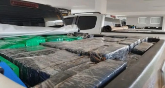 Caminhonetes roubadas são apreendidas com drogas na fronteira